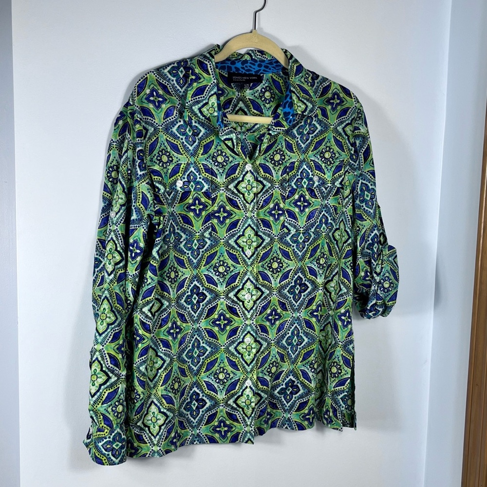 Jones New York Green and Blue kaleidoscope Design.  Button-Down Shirt EXC